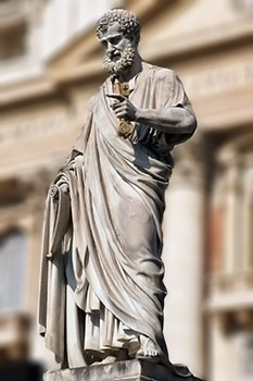 Estatuade San Pedro, el primer Papa, en el Vaticano